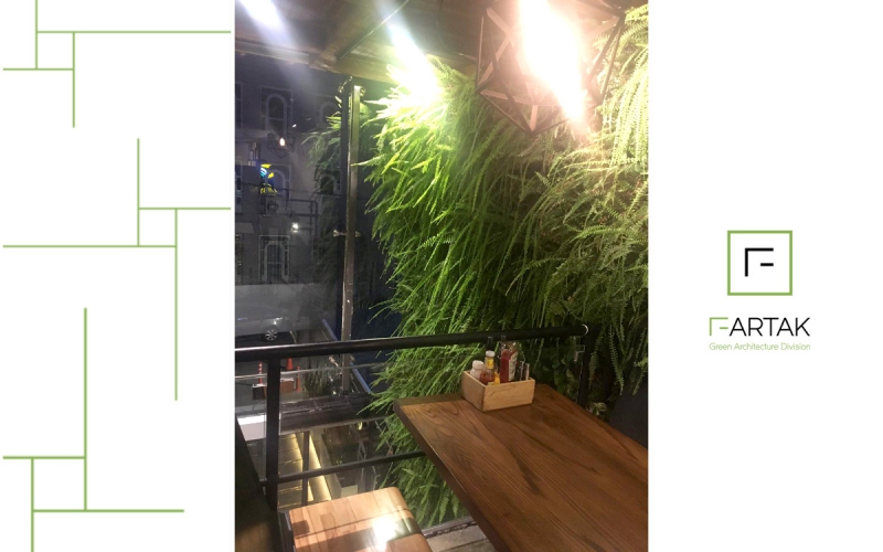 طراحی و اجرای دیوار سبز رستوران زیگ‌زاگ